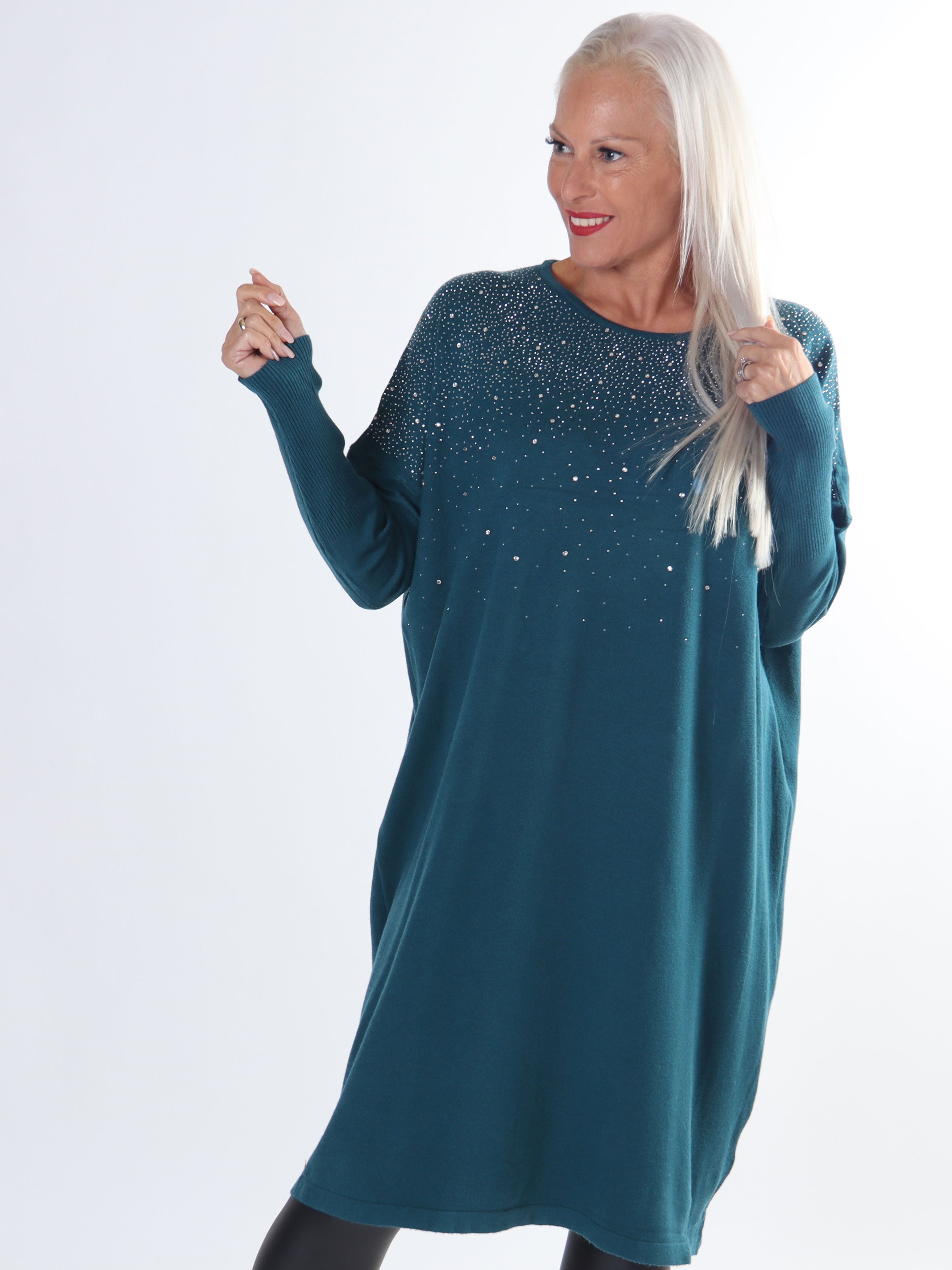 Yasha - Blød plus size strikkjole i strækbart stof pyntet med similisten